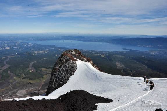 Já acima dos 2 mil metros de altitude, um promotório na encosta do vulcão Villarrica é um excelente mirante natural para o resto do mundo que ficou lá embaixo, na região de Pucón, no sul do Chile
